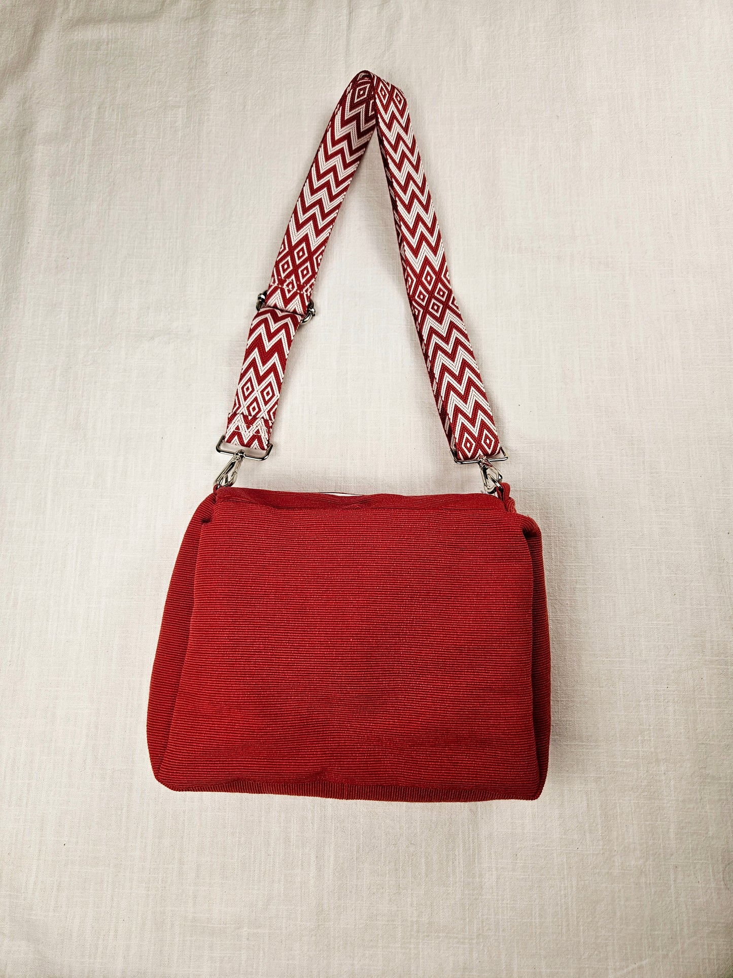 Upcycled Umhängetasche rot "Rot Weiß"