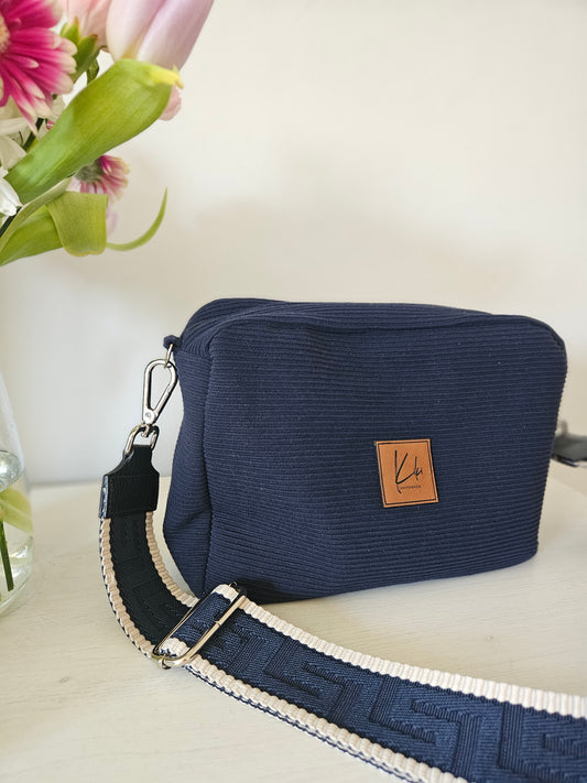 Blaue Umhängetasche mit Leinen