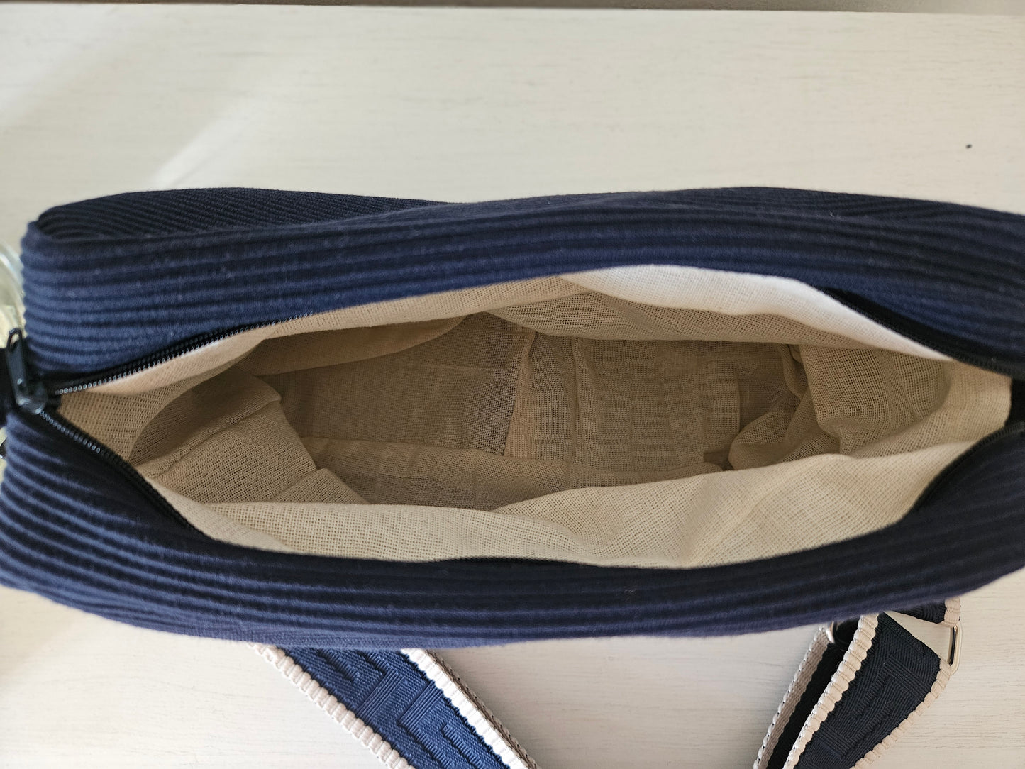 Blaue Umhängetasche mit Leinen