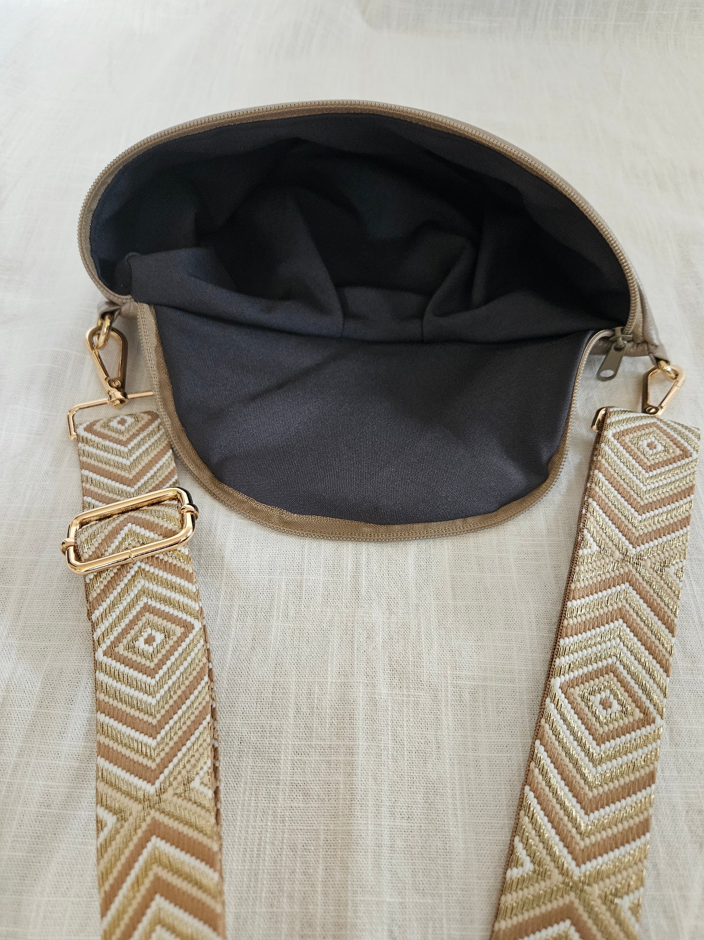 Taupe Crossbody Bag mit Glow