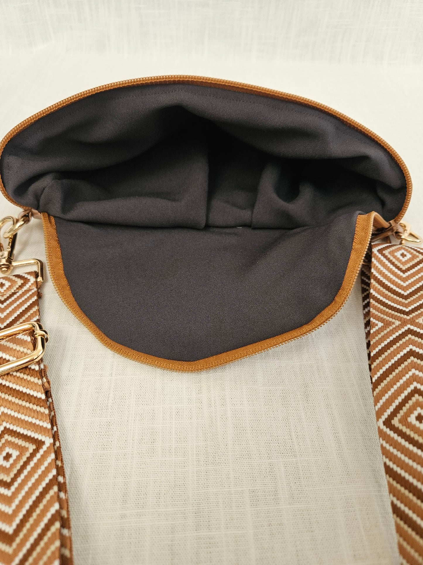 Hellbraune Crossbody Bag mit Glow