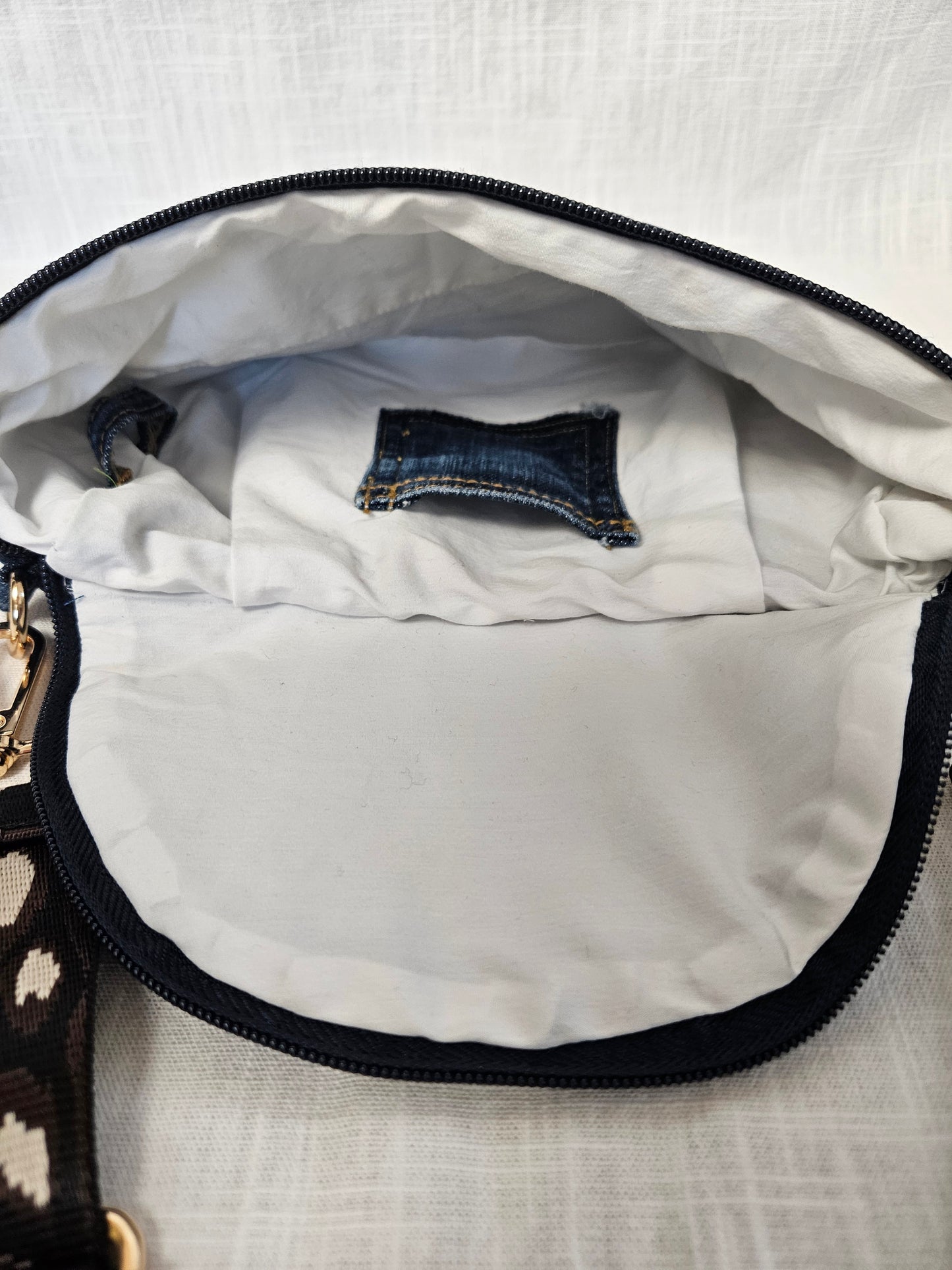 Upcycled Jeans Crossbody Bag dunkelblau "Leo"