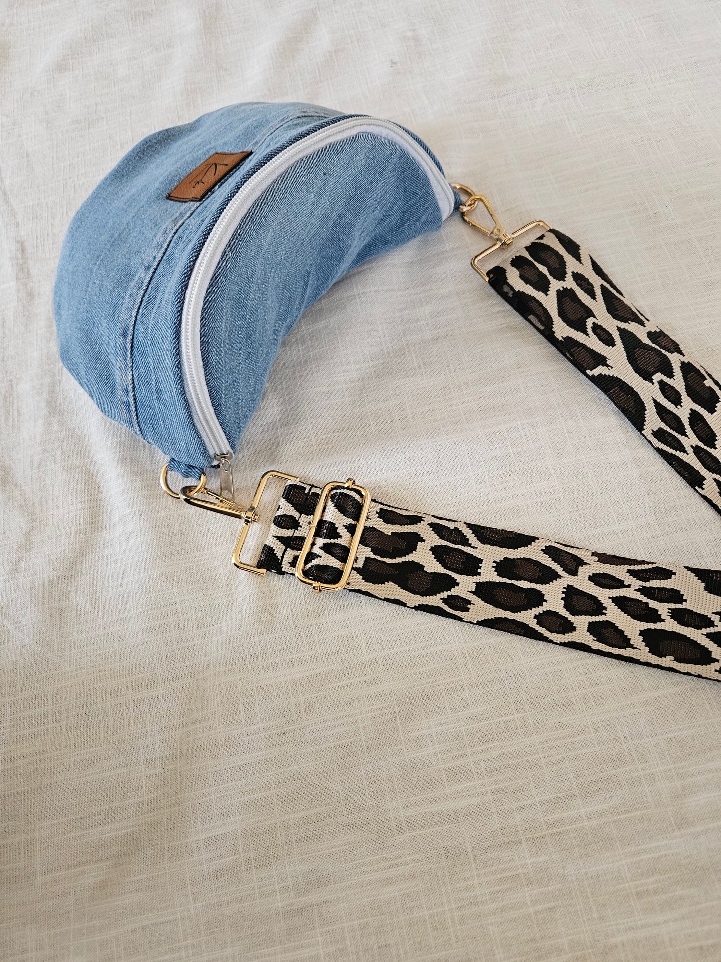 Upcycled Jeans Crossbody Bag hellblau "Leo"