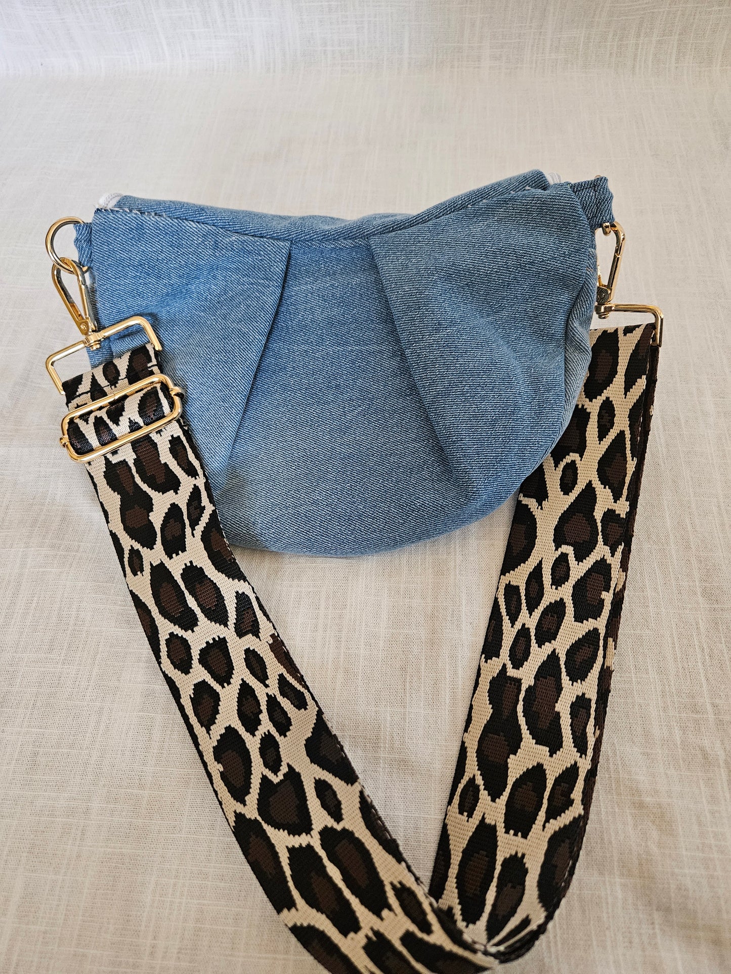 Upcycled Jeans Crossbody Bag hellblau "Leo"