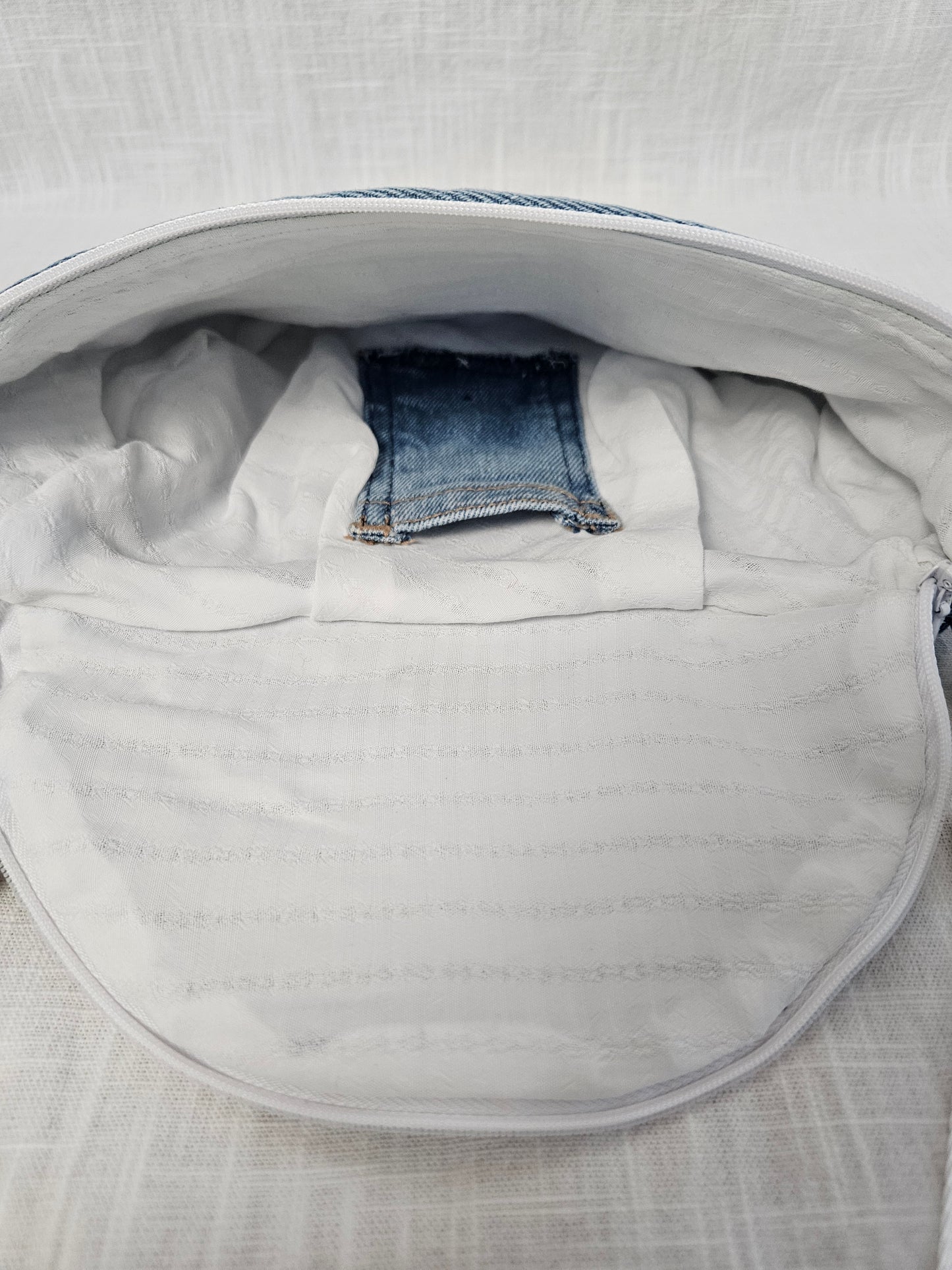 Upcycled Jeans Crossbody Bag hellblau "Weiß"