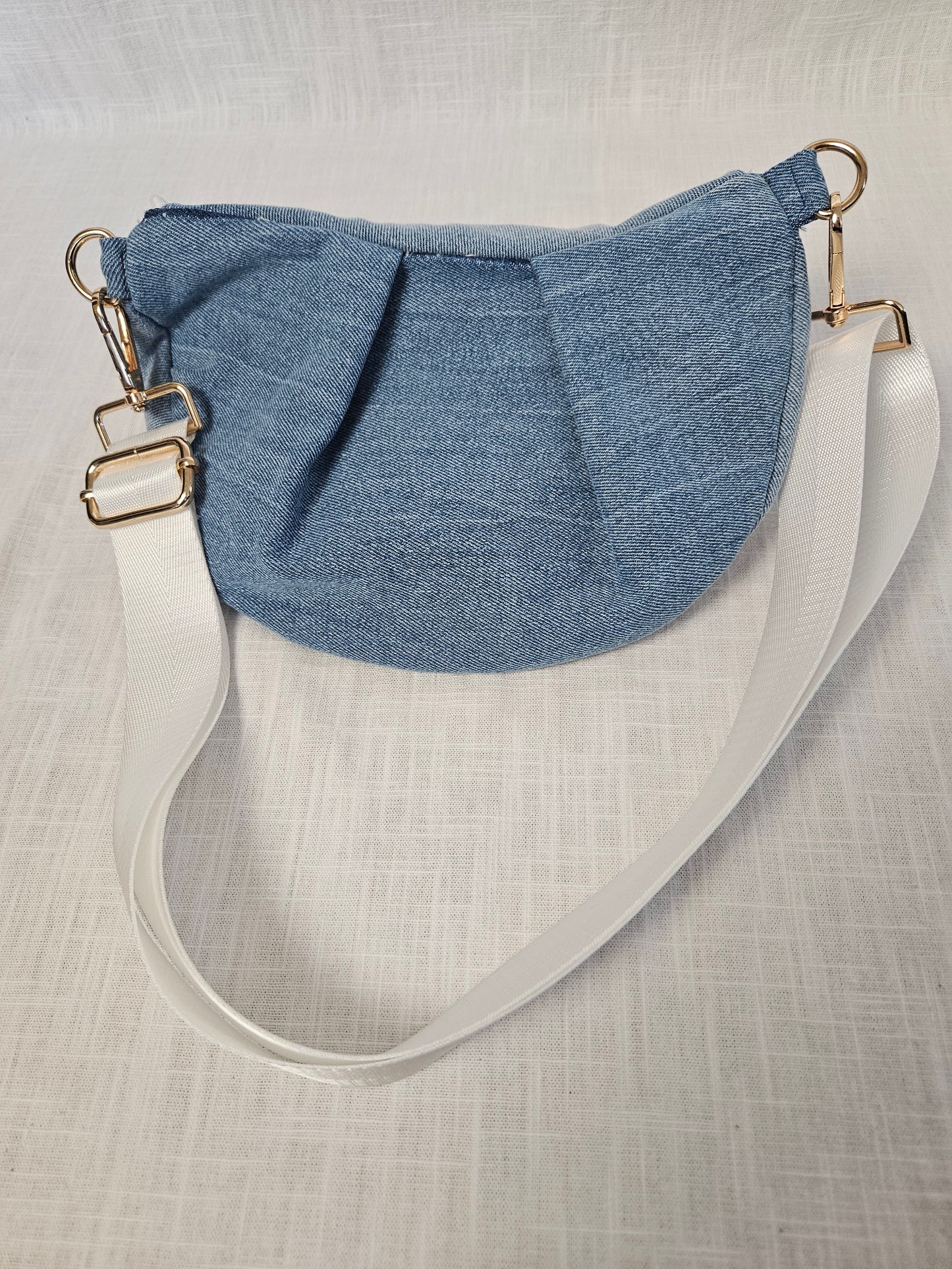 Upcycled Jeans Crossbody Bag hellblau "Weiß"