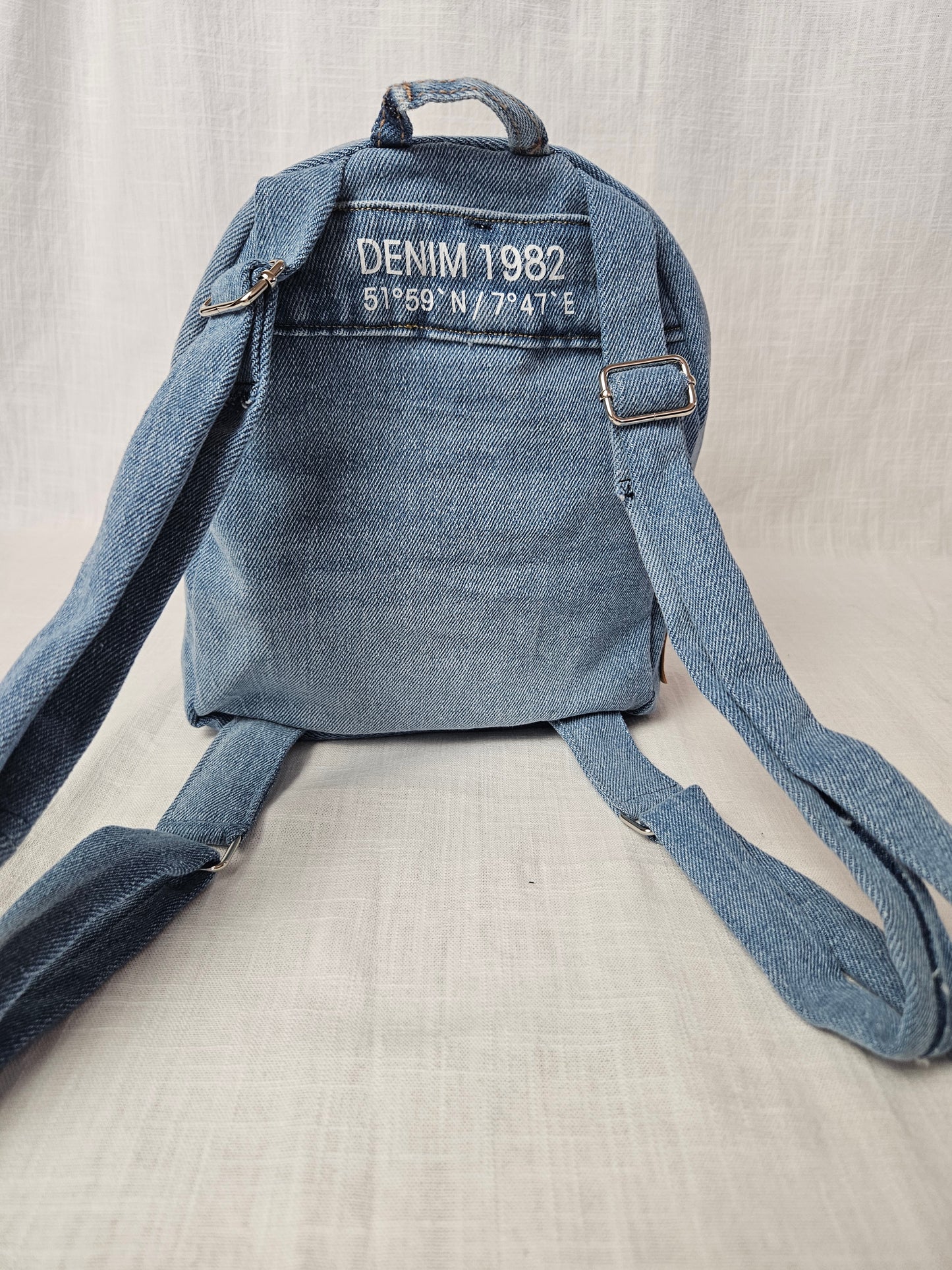 Upcycled Jeans Mini Rucksack hellblau "1982"