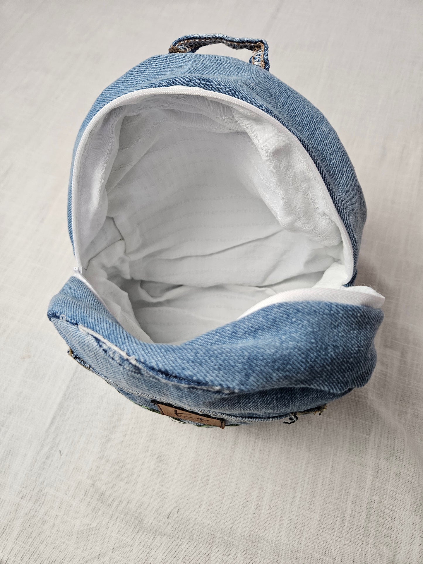 Upcycled Jeans Mini Rucksack hellblau "1982"