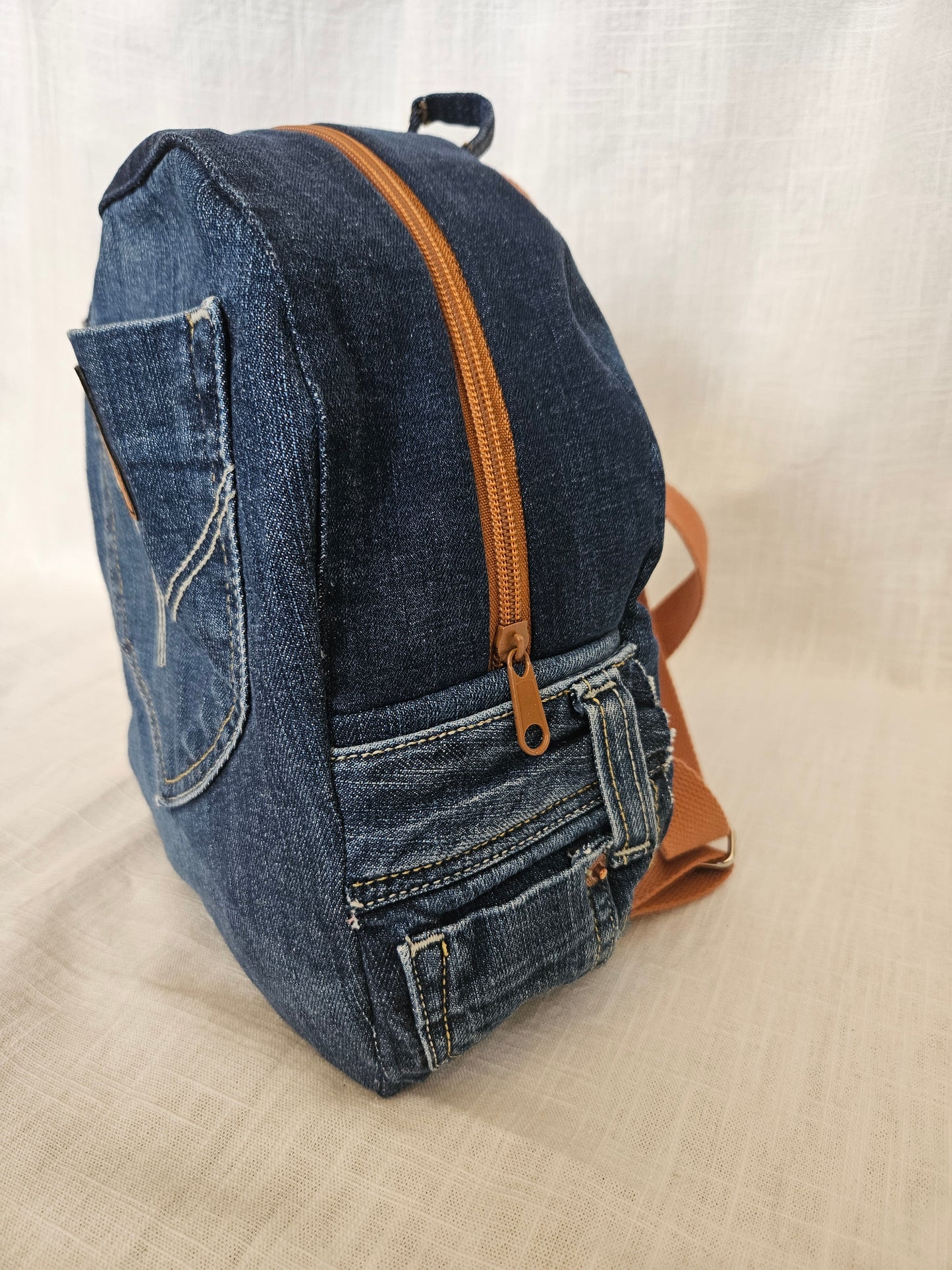 Upcycled Jeans Mini Rucksack dunkelblau "Duke"