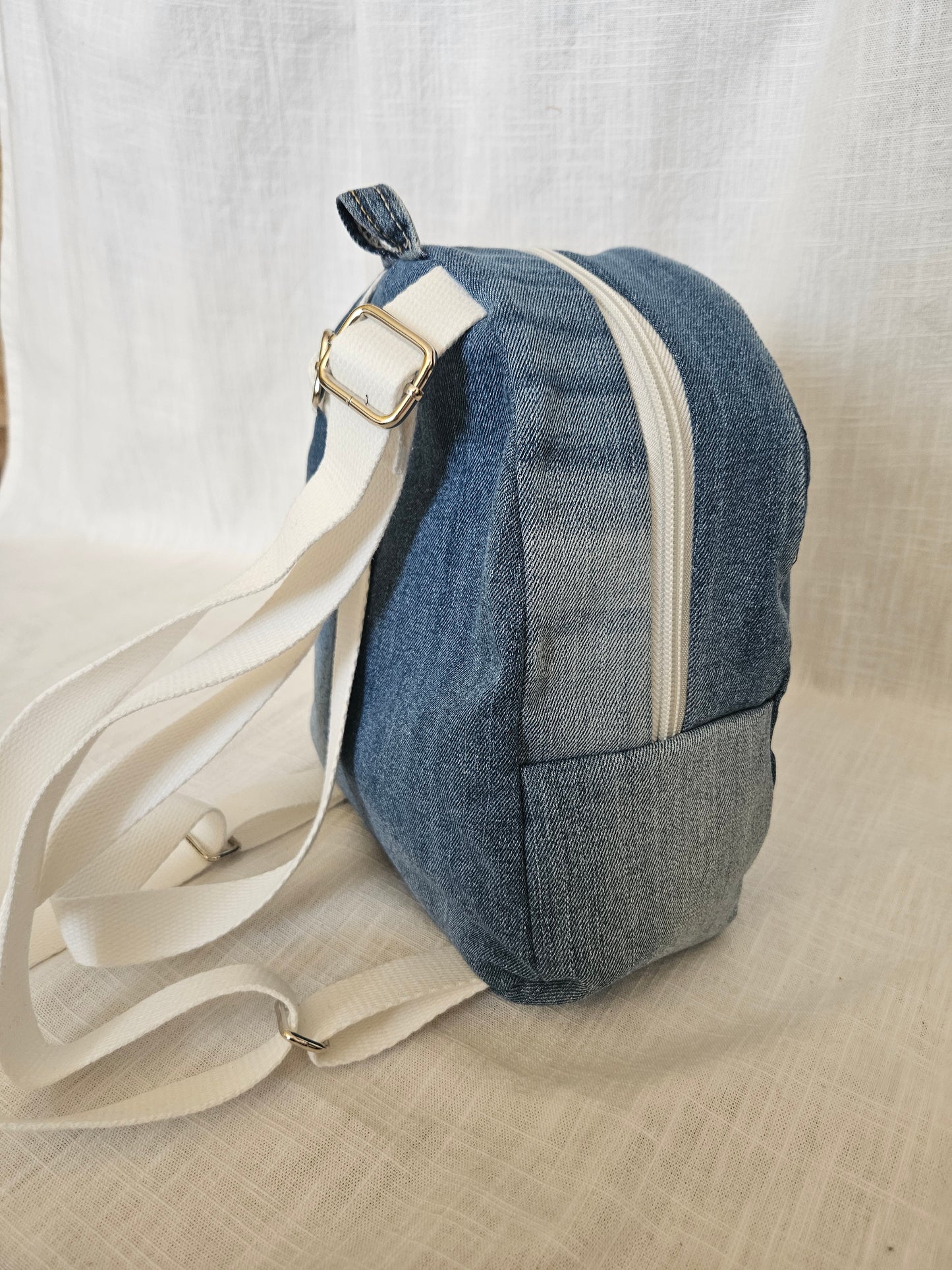 Upcycled Jeans Mini Rucksack hellblau "Lemmi"