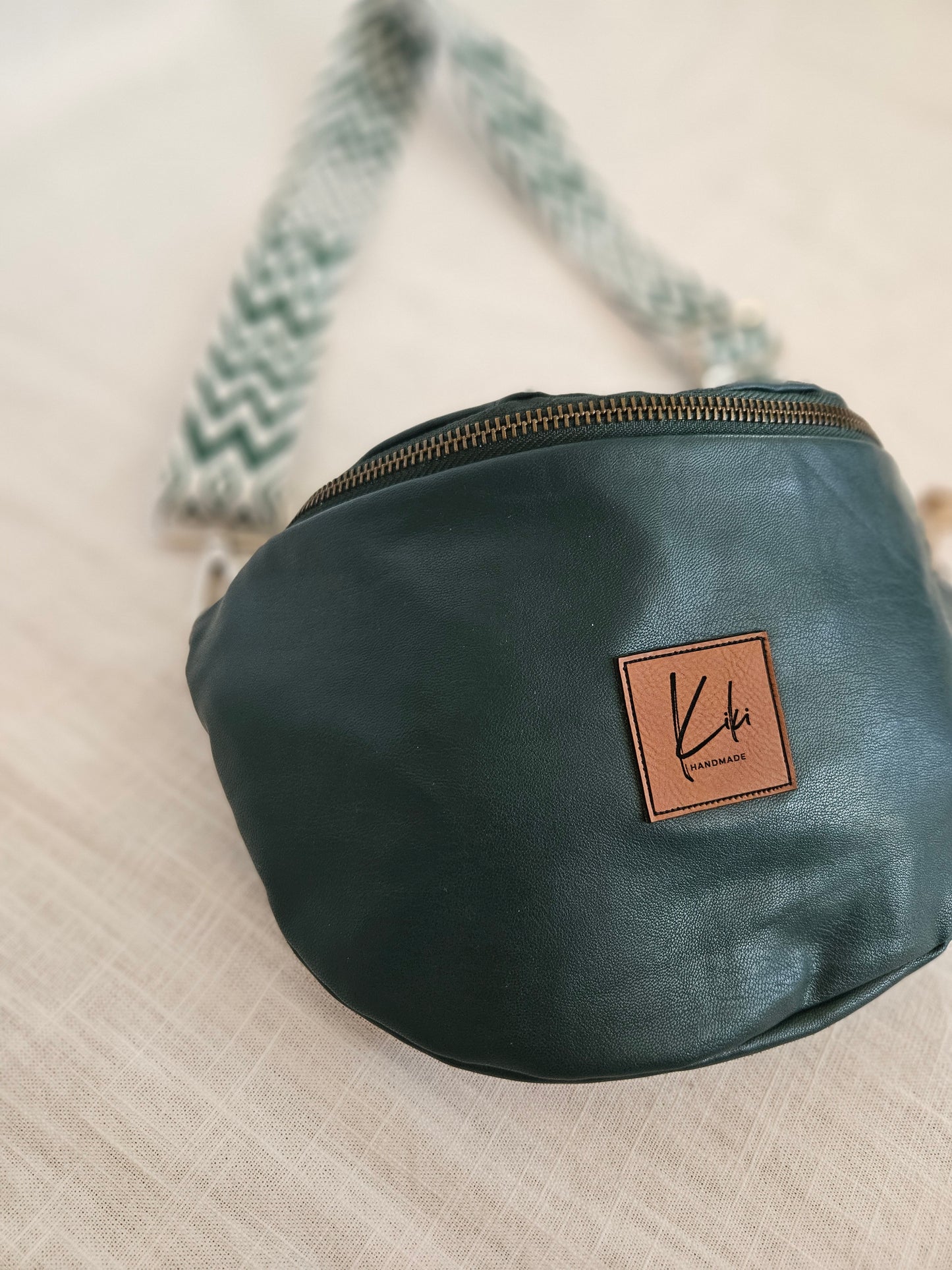 Upcycled Crossbody Bag dunkelgrün "Grün Weiß"
