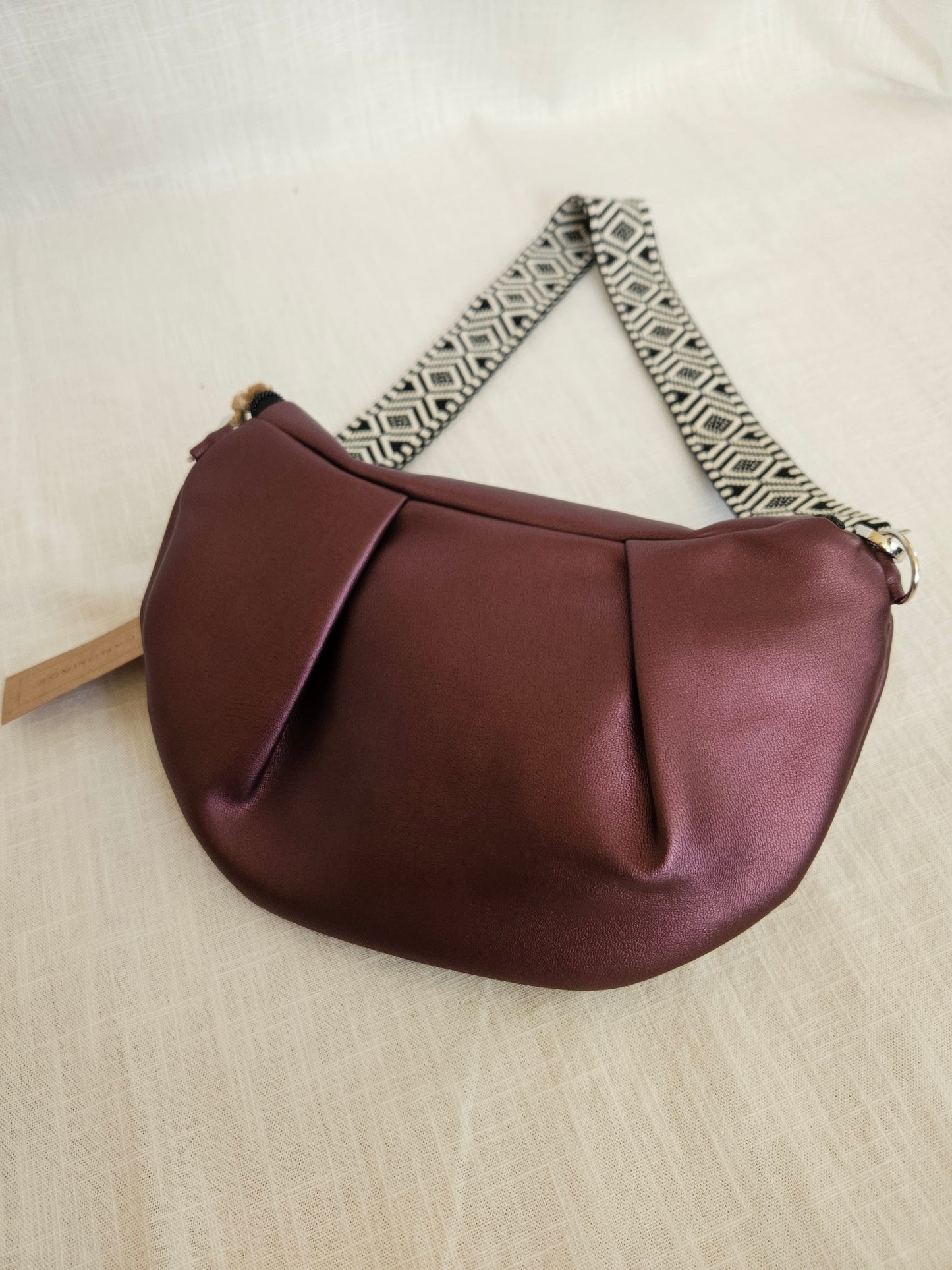 Dunkelrote Crossbody Bag metallic "Schwarz Weiß"