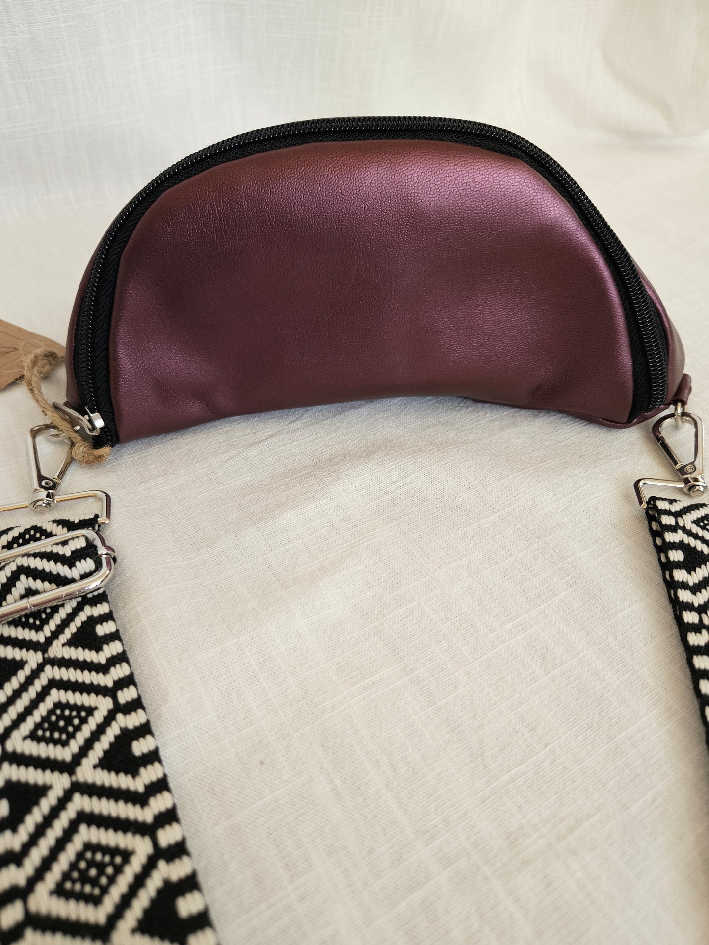 Dunkelrote Crossbody Bag metallic "Schwarz Weiß"