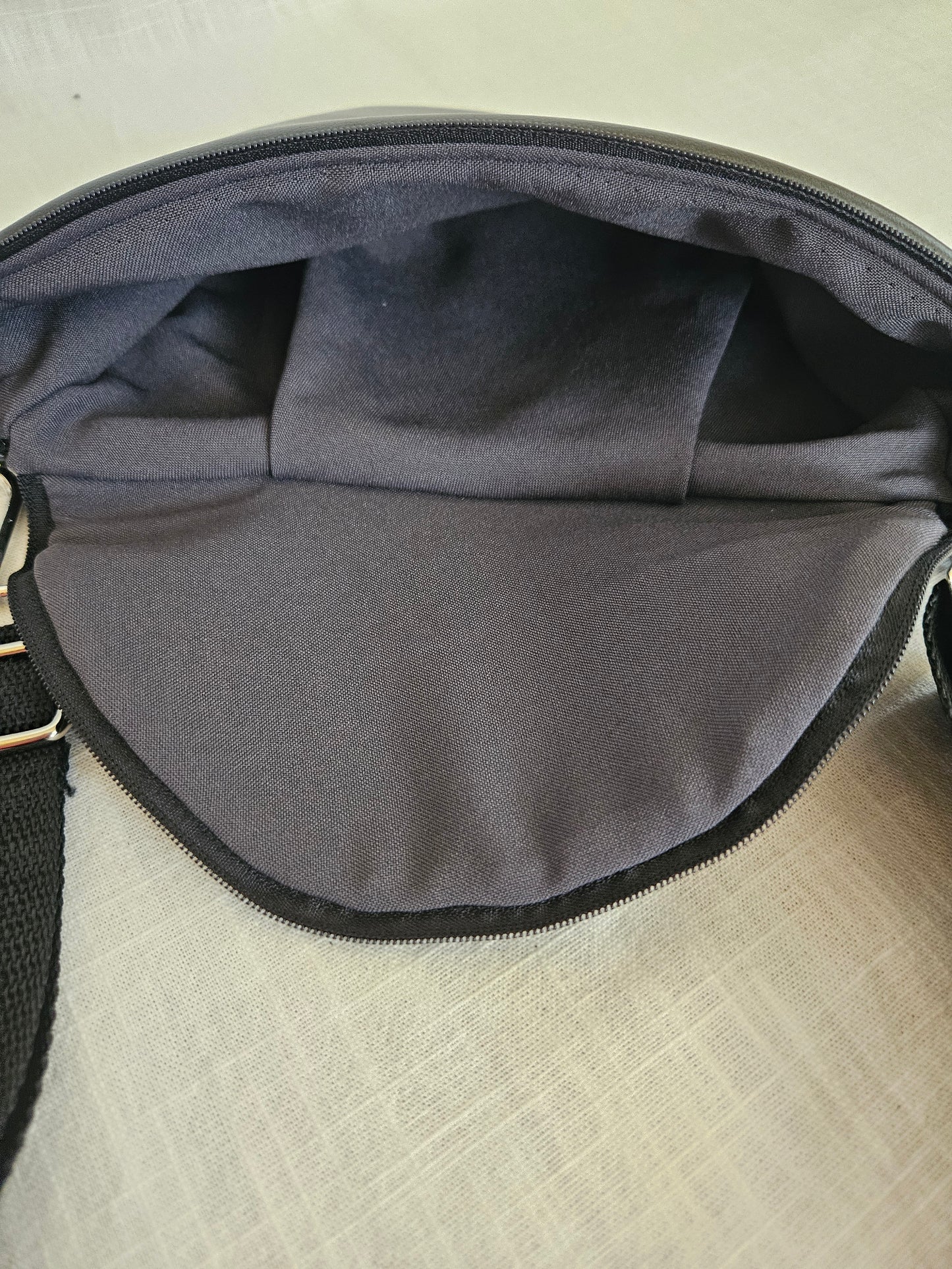 Anthrazit Crossbody Bag metallic "Schwarz"