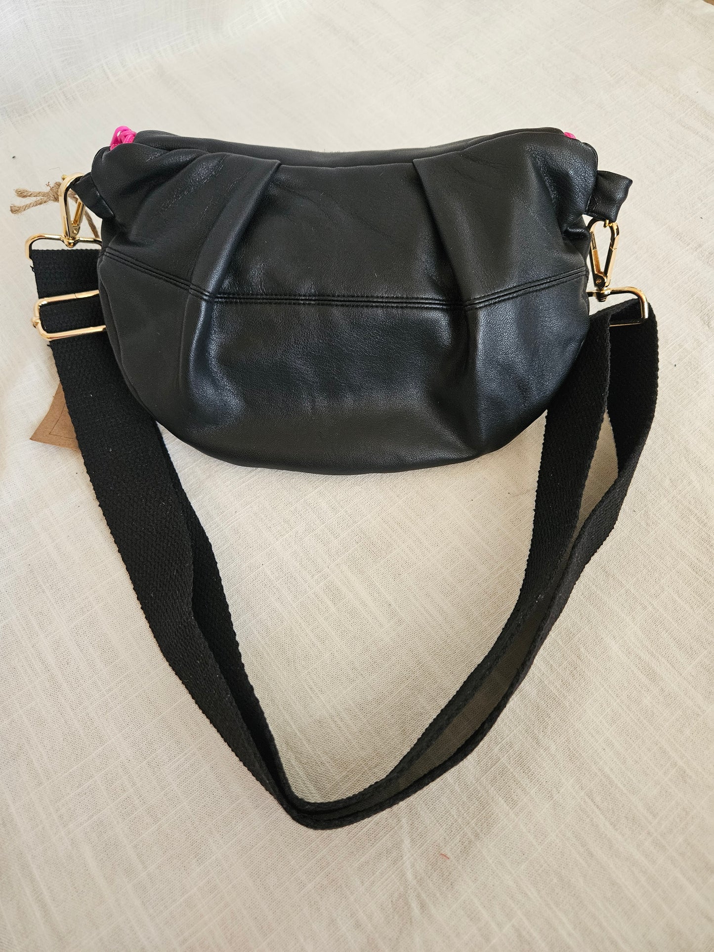 Upcycled Crossbody Bag schwarz "Pink"