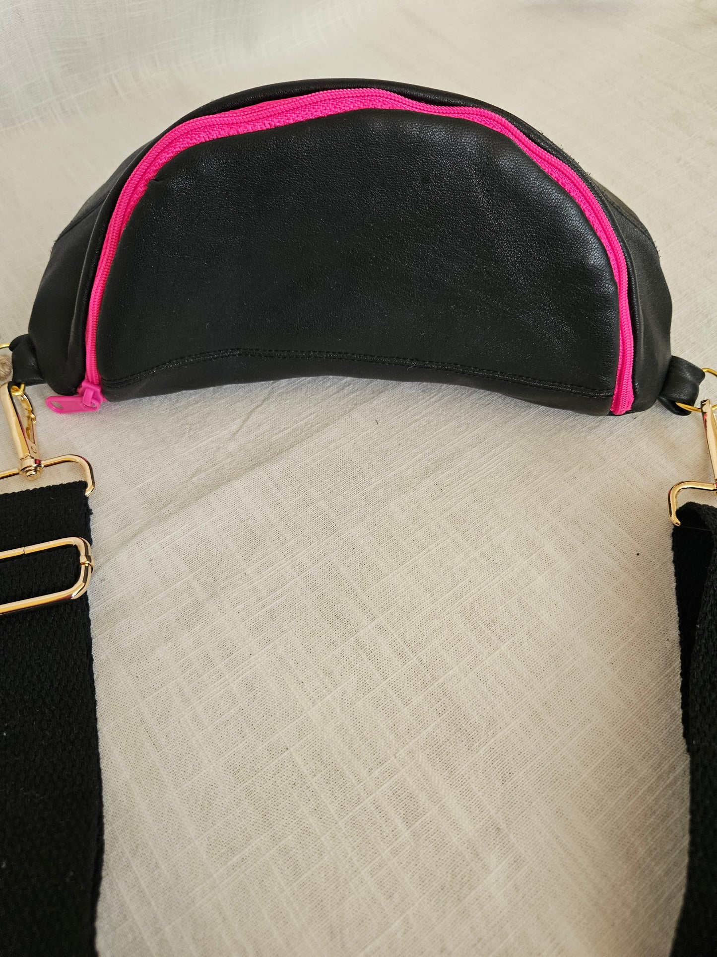 Upcycled Crossbody Bag schwarz "Pink"