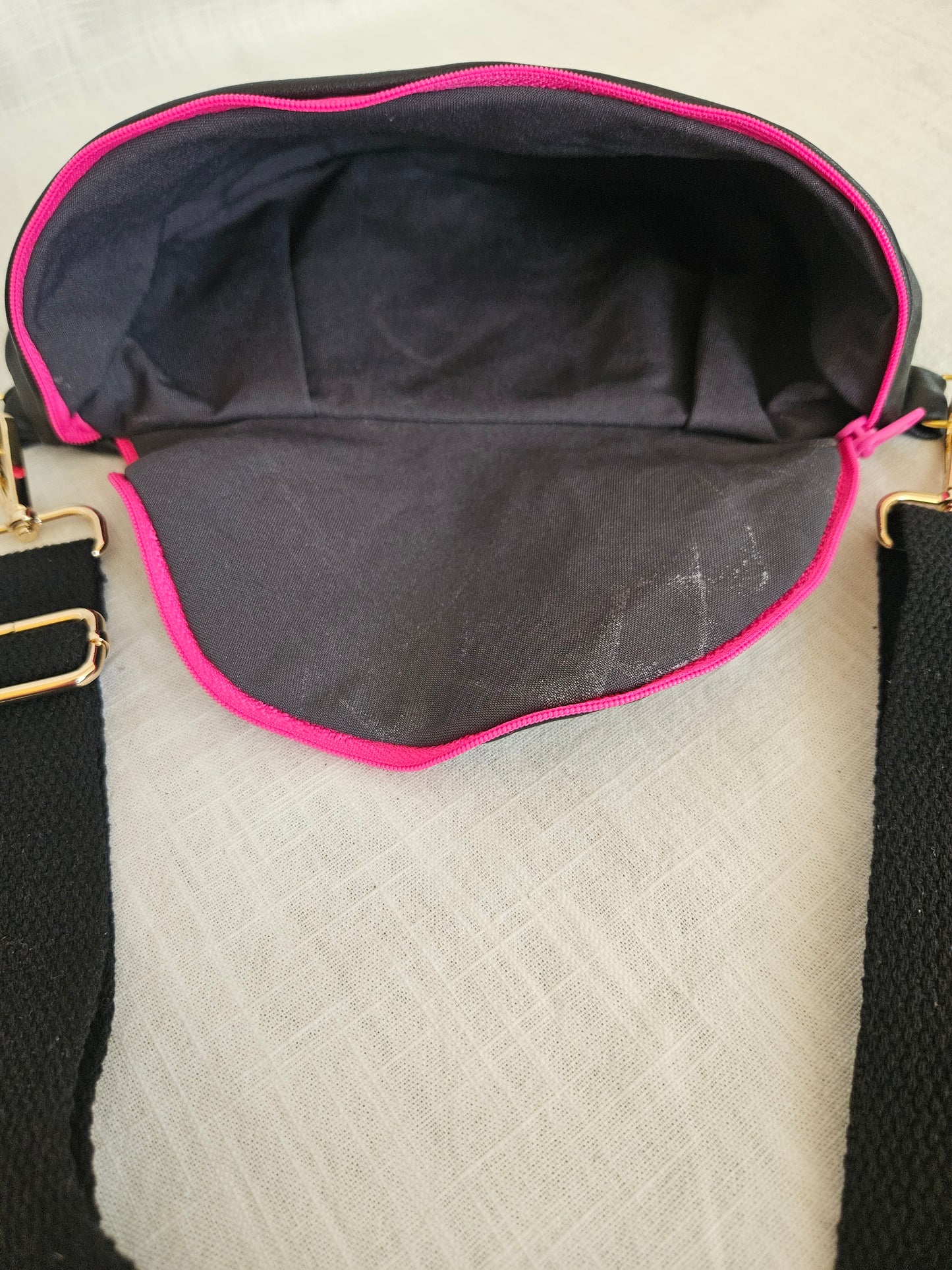 Upcycled Crossbody Bag schwarz "Pink"
