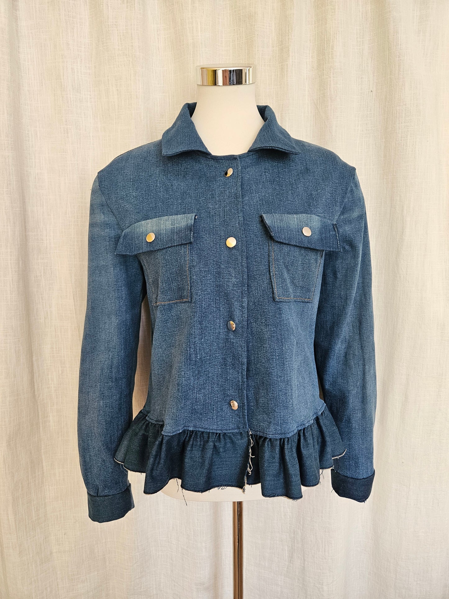 Upcycled Jeansjacke mit Rüschen Gr. S