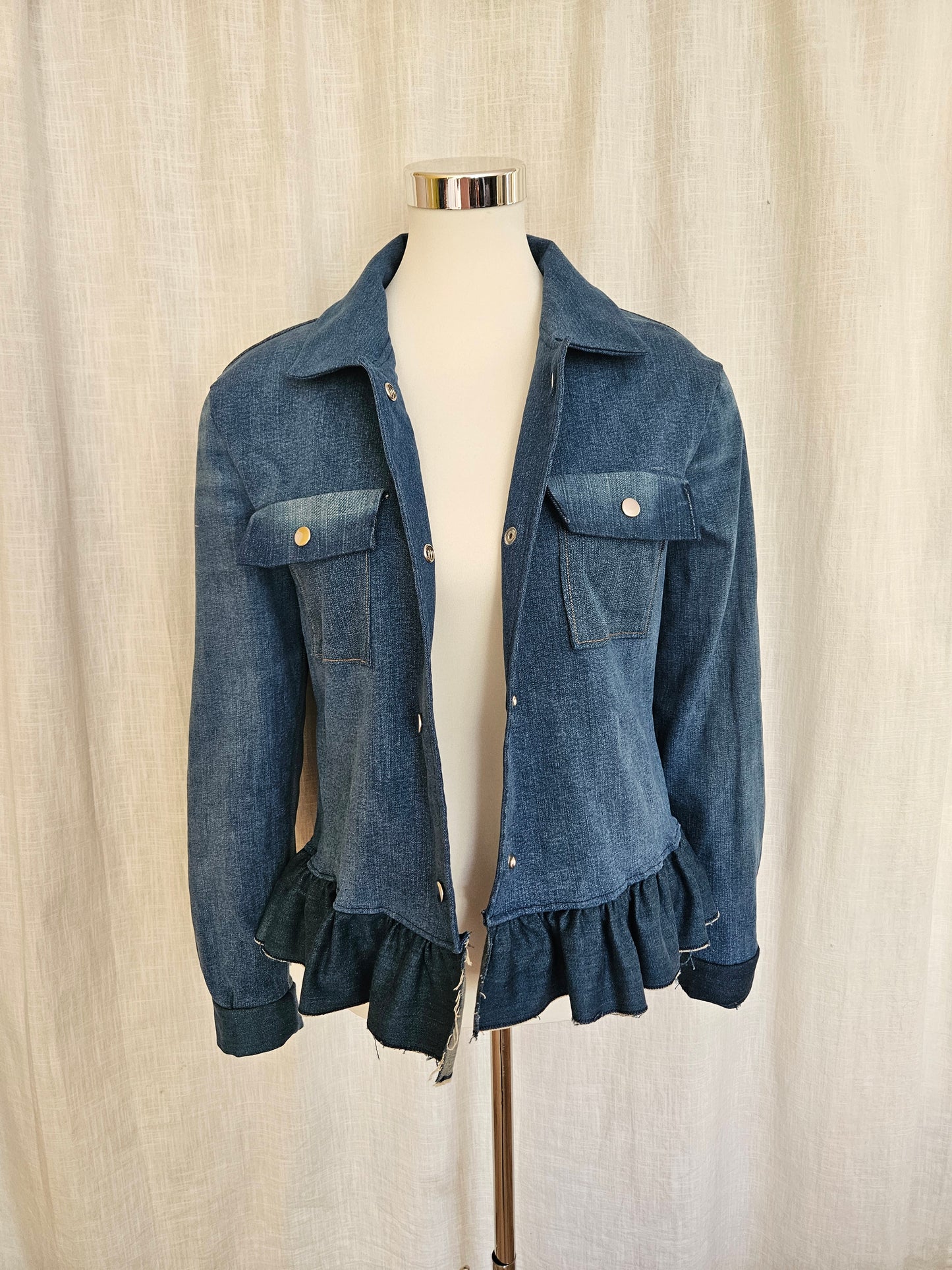 Upcycled Jeansjacke mit Rüschen Gr. S