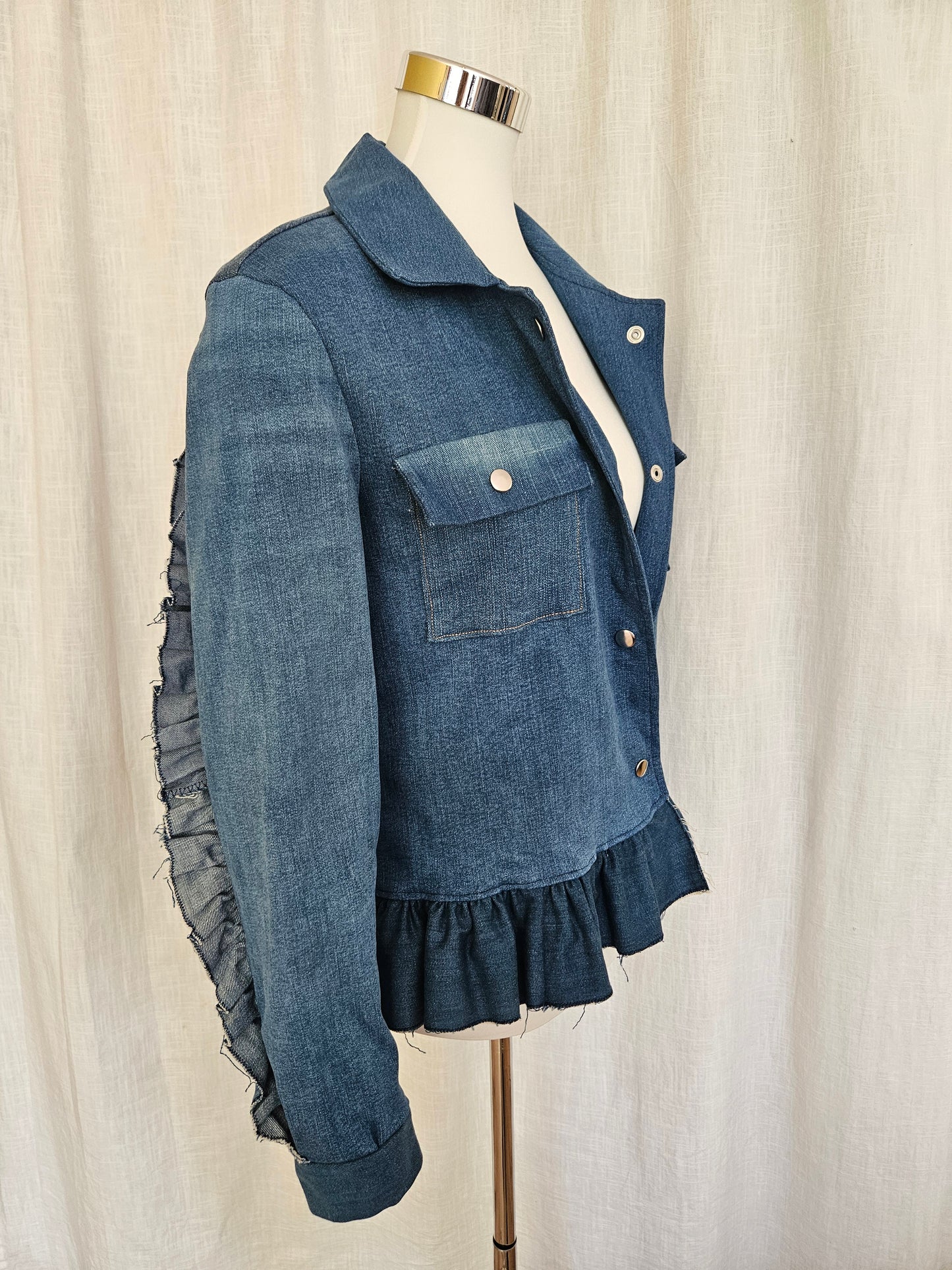 Upcycled Jeansjacke mit Rüschen Gr. S