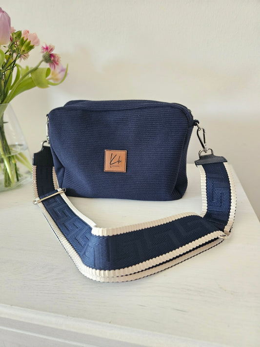 Blaue Umhängetasche mit Leinen