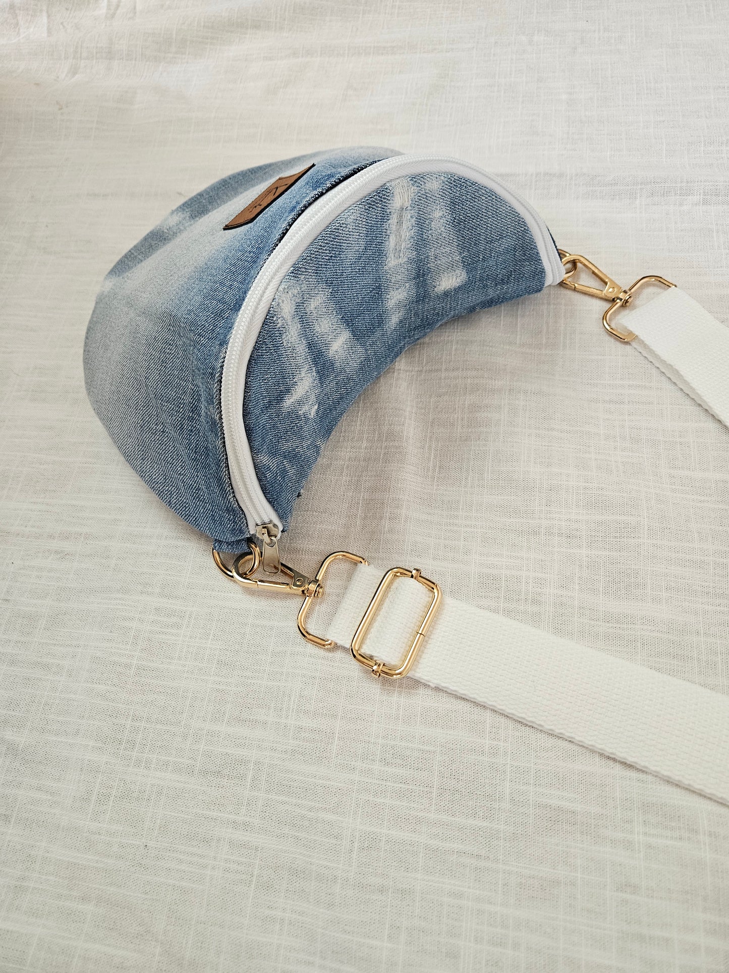 Upcycled Jeans Crossbody Bag hellblau "Diesel"