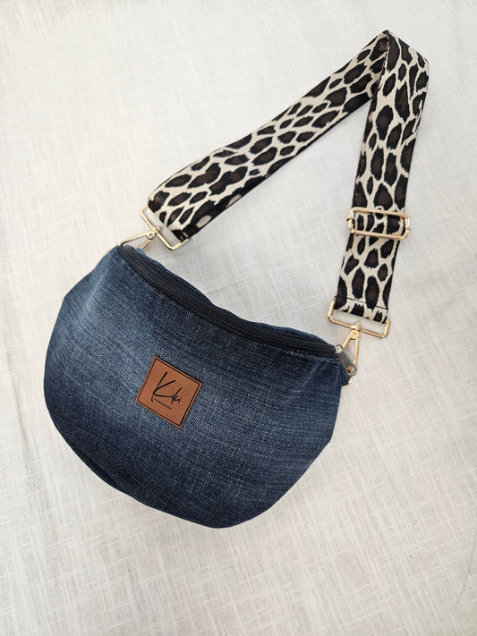 Upcycled Jeans Crossbody Bag dunkelblau "Leo"