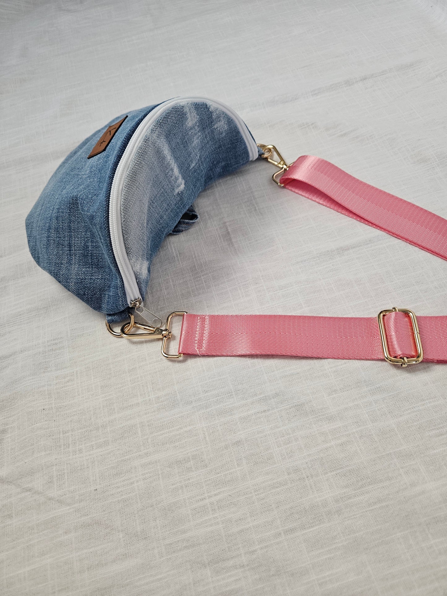 Upcycled Jeans Crossbody Bag hellblau "Rosa"