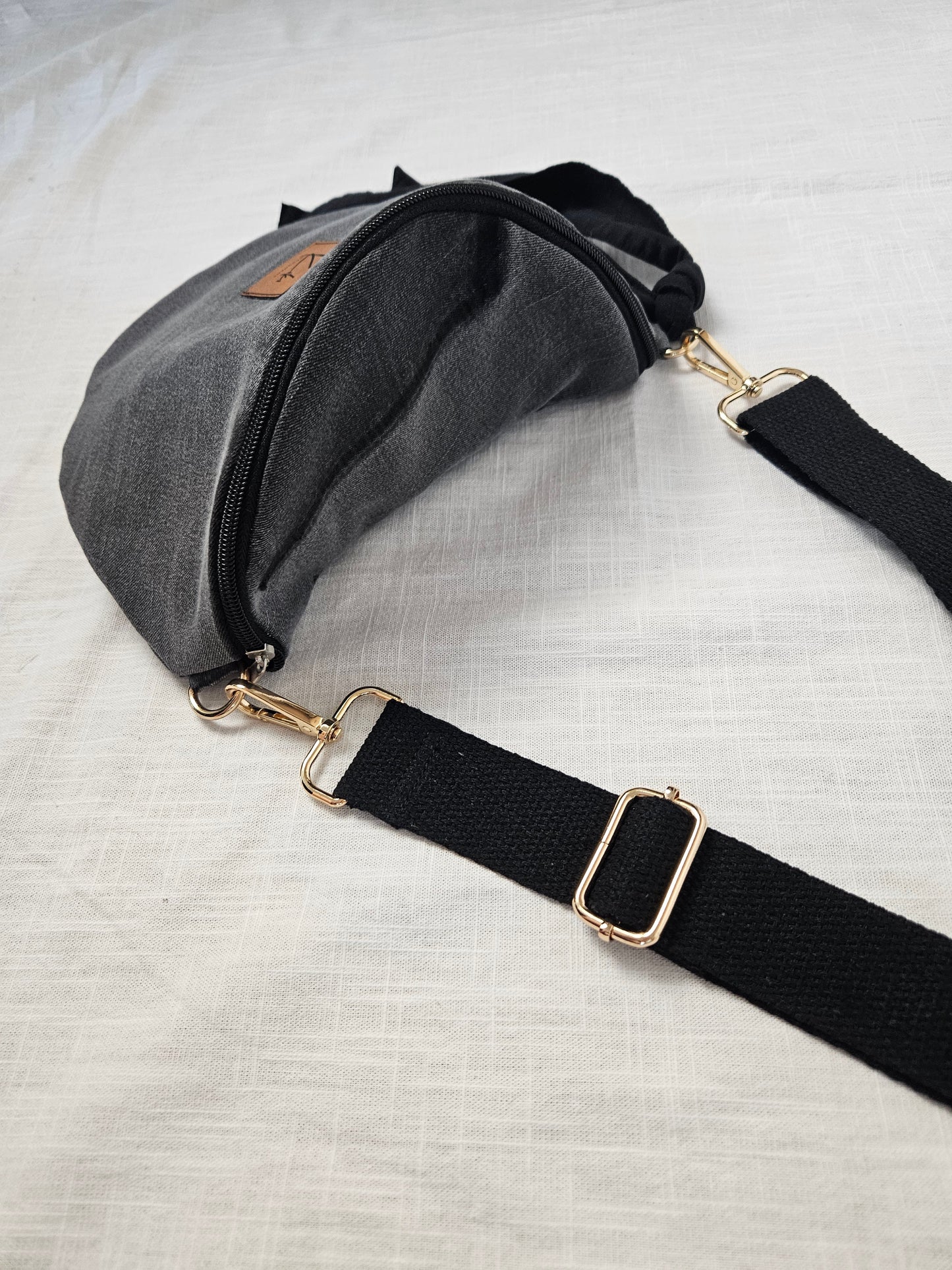 Upcycled Jeans Crossbody Bag grau "Schwarz"
