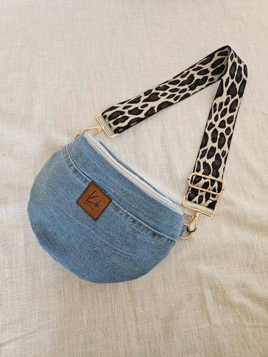 Upcycled Jeans Crossbody Bag hellblau "Leo"