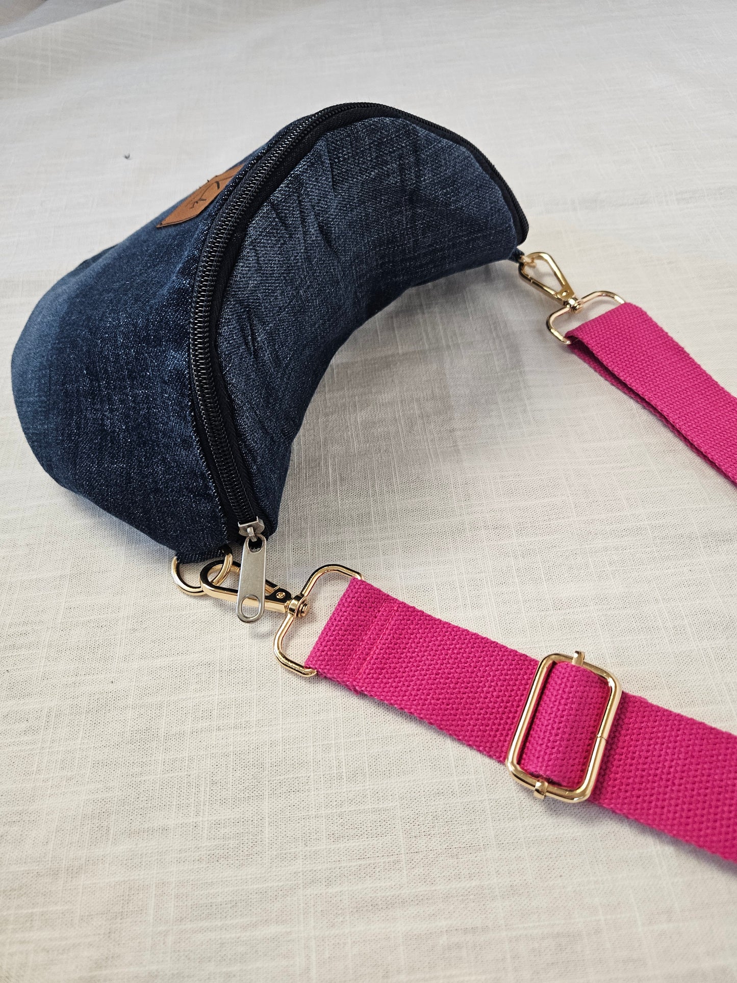 Upcycled Jeans Crossbody Bag dunkelblau "Pink"
