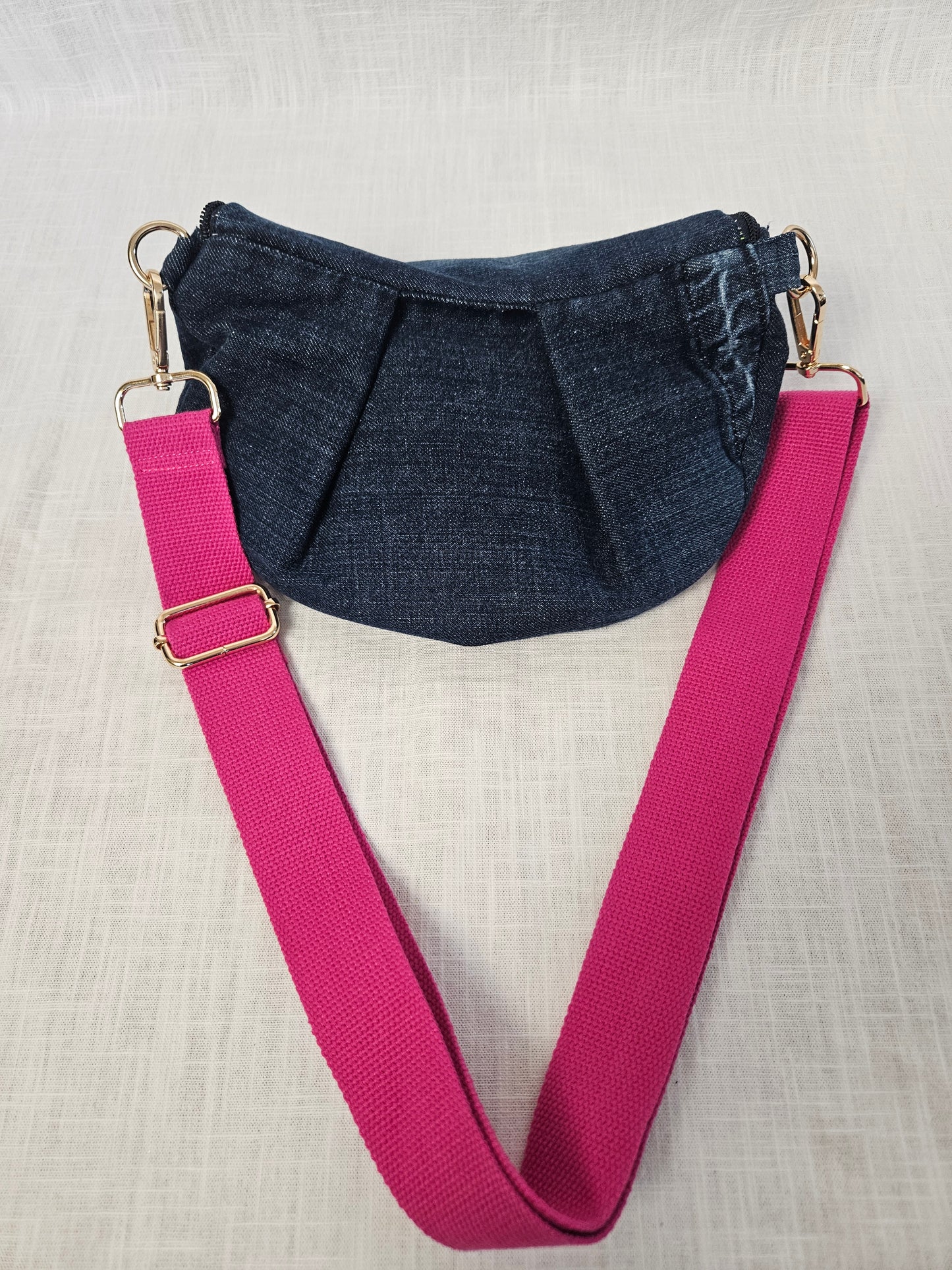 Upcycled Jeans Crossbody Bag dunkelblau "Pink"