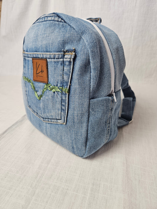 Upcycled Jeans Mini Rucksack hellblau "1982"