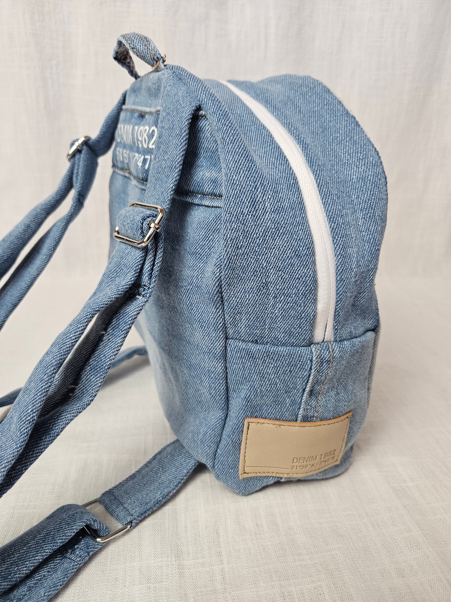 Upcycled Jeans Mini Rucksack hellblau "1982"