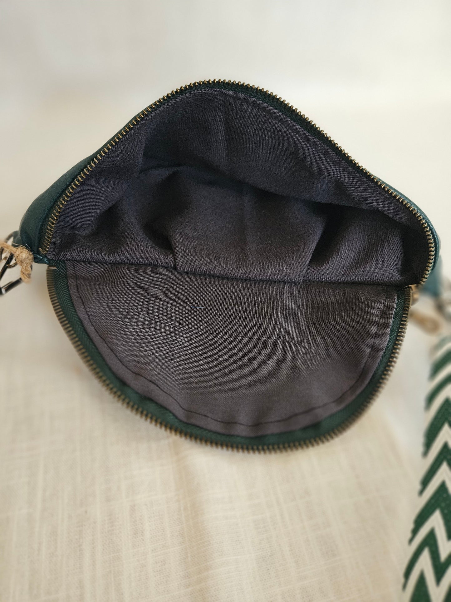 Upcycled Crossbody Bag dunkelgrün "Grün Weiß"
