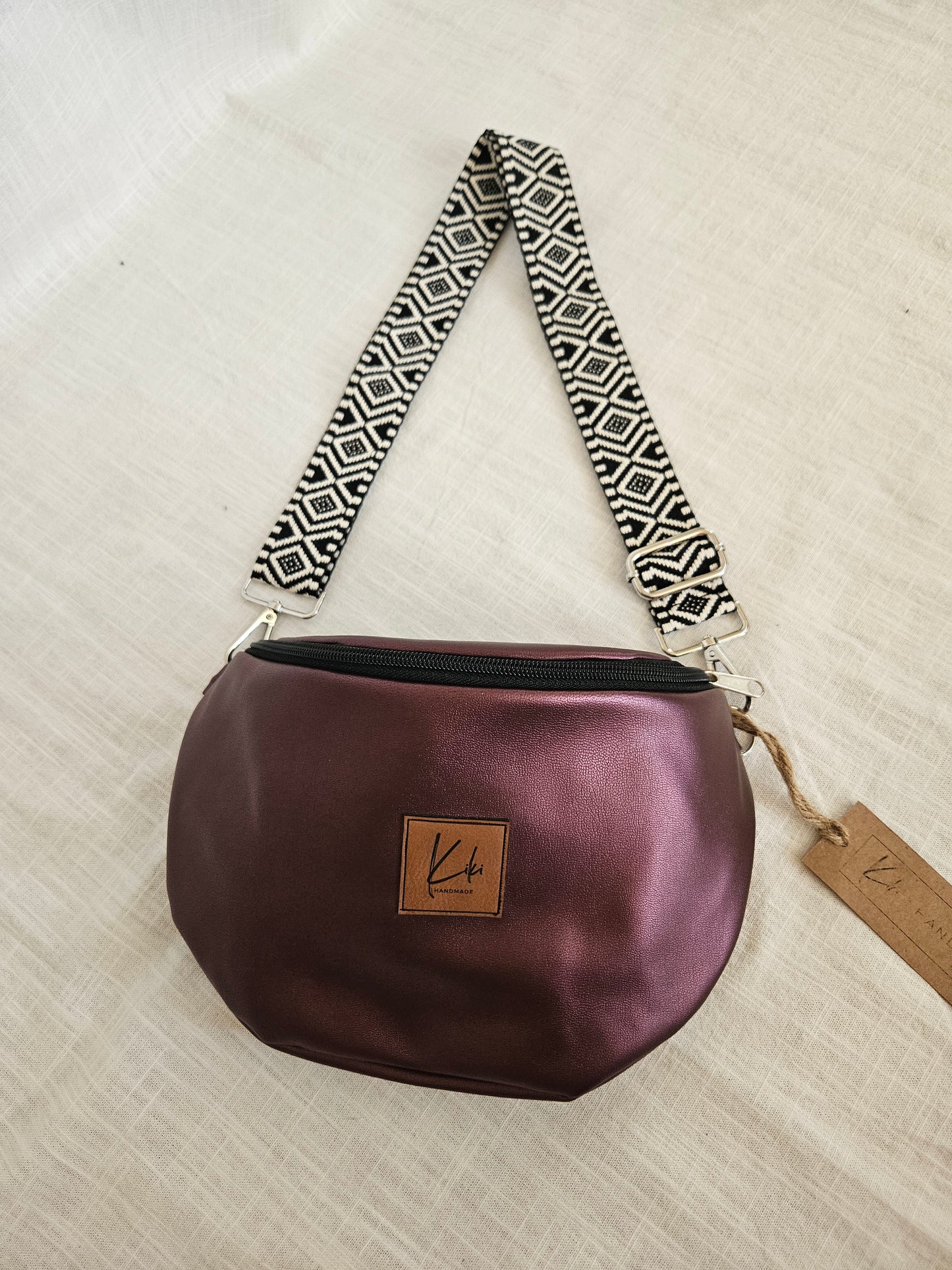 Dunkelrote Crossbody Bag metallic "Schwarz Weiß"