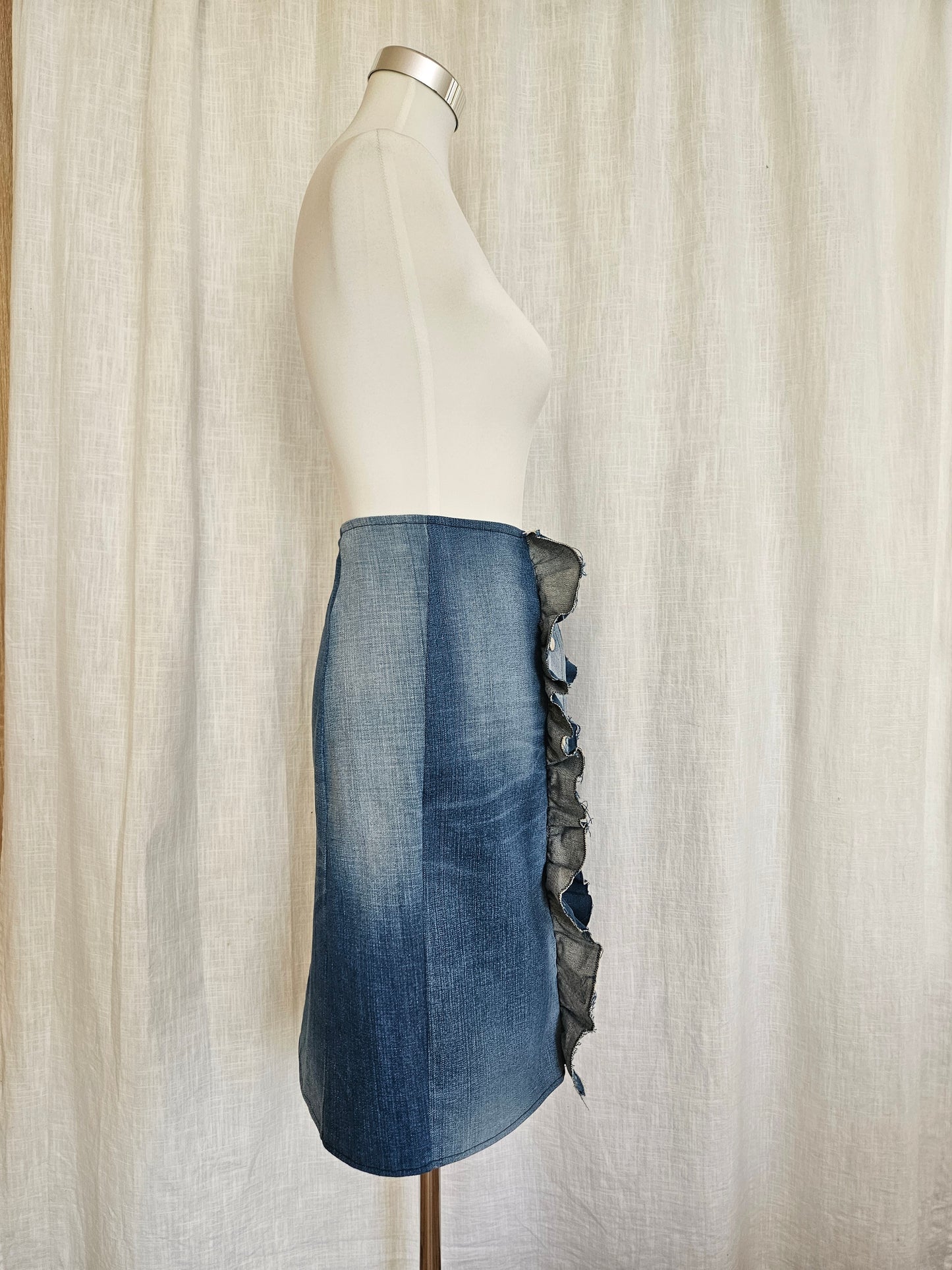 Upcycled Jeansrock mit Rüschen Gr. S