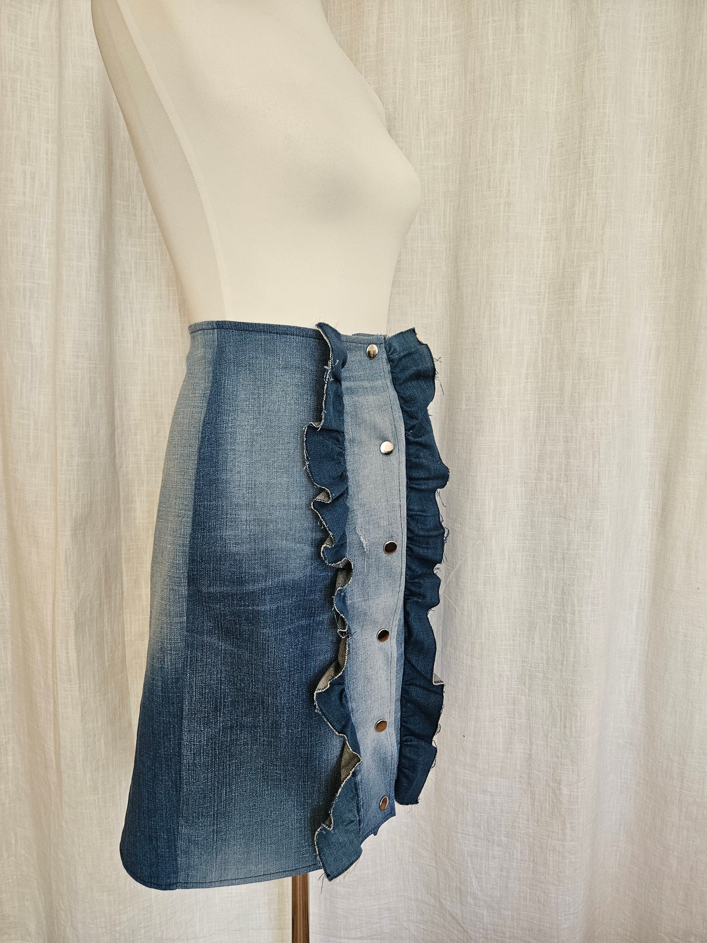 Upcycled Jeansrock mit Rüschen Gr. S