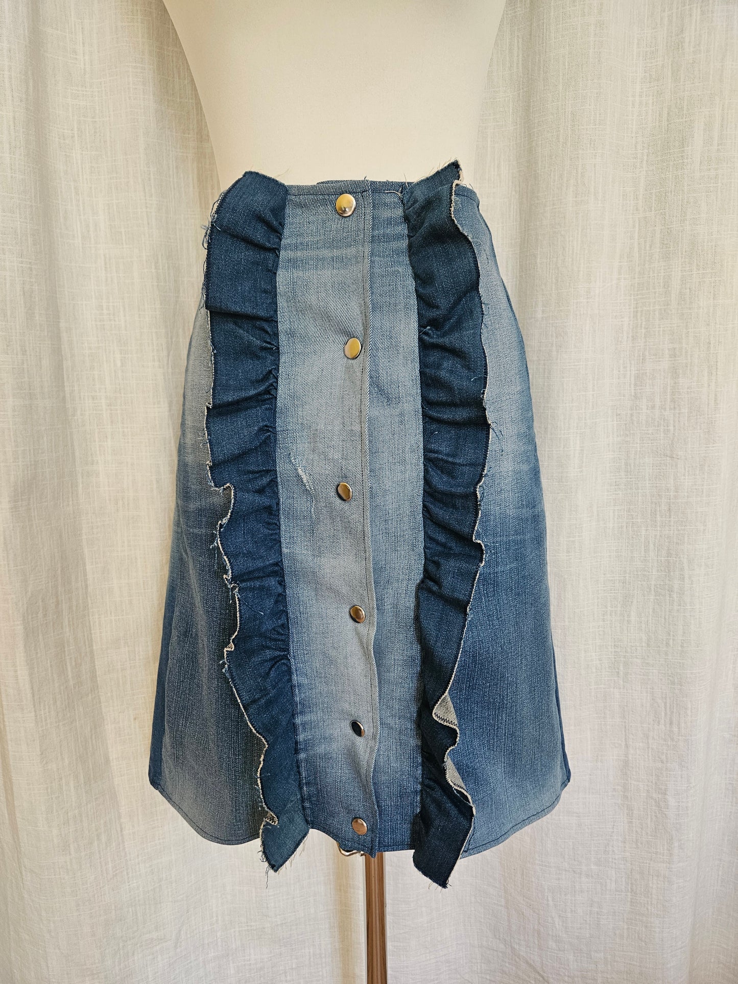 Upcycled Jeansrock mit Rüschen Gr. S